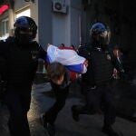 La Policía rusa detiene a un manifestante en Moscú