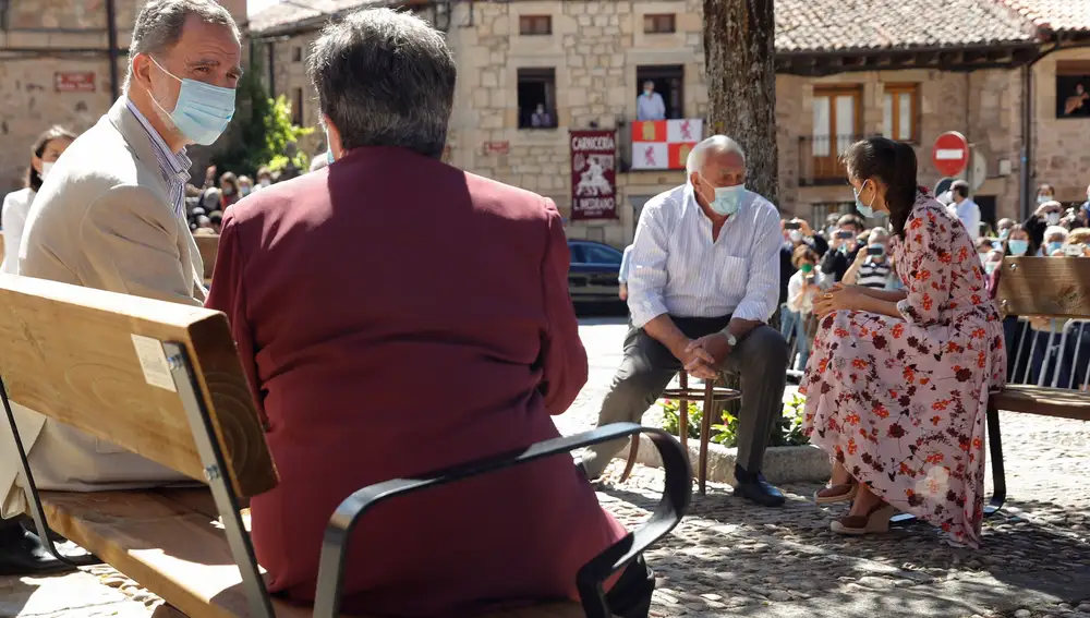 -FOTODELDIA- GRAF8451. VINUESA (SORIA), 15/07/2020.- El rey Felipe VI y la reina Letizia durante un encuentro con personas mayores en la Plaza Plazuela de Vinuesa, Soria este miércoles en la que se van a interesar por la situación de los mayores y la despoblación en el contexto de la actual pandemia y van a mantener un encuentro con representantes de diversos colectivos para conocer sus preocupaciones . EFE/Ballesteros