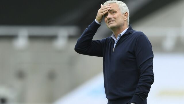 José Mourinho, en el césped de St. James' Park antes de jugar contra el Newcastle. (Stu Forster/Pool via AP)