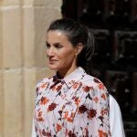 GRAF8368. VINUESA (SORIA), 15/07/2020.- La reina Letizia sonríe a su llegada al Colegio Tierra de Pinares en Vinuesa, Soria, este miércoles en la que se van a interesar por la situación de los mayores y la despoblación en el contexto de la actual pandemia y van a mantener un encuentro con representantes de diversos colectivos para conocer sus preocupaciones. EFE/Ballesteros