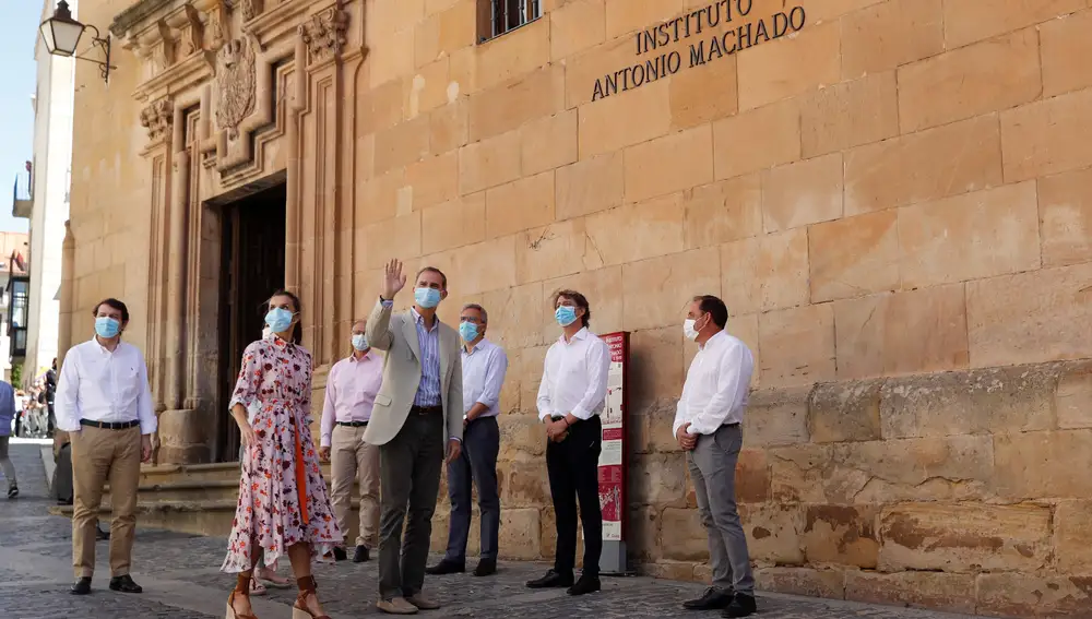 El rey Felipe y la reina Letizia a su llegada a la reunión en IES Antonio Machado con representantes de Soria durante su visita a Vinuesa, Soria este miércoles en la que se van a interesar por la situación de los mayores y la despoblación en el contexto de la actual pandemia y van a mantener un encuentro con representantes de diversos colectivos para conocer sus preocupaciones . EFE/Ballesteros