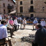 Los reyes de España, Felipe VI y Leticia Ortiz, conversan con vecinos de Vinuesa a junto al presidente de la Junta de Castilla y León, Alfonso Fernández Mañueco en su visita a Soria