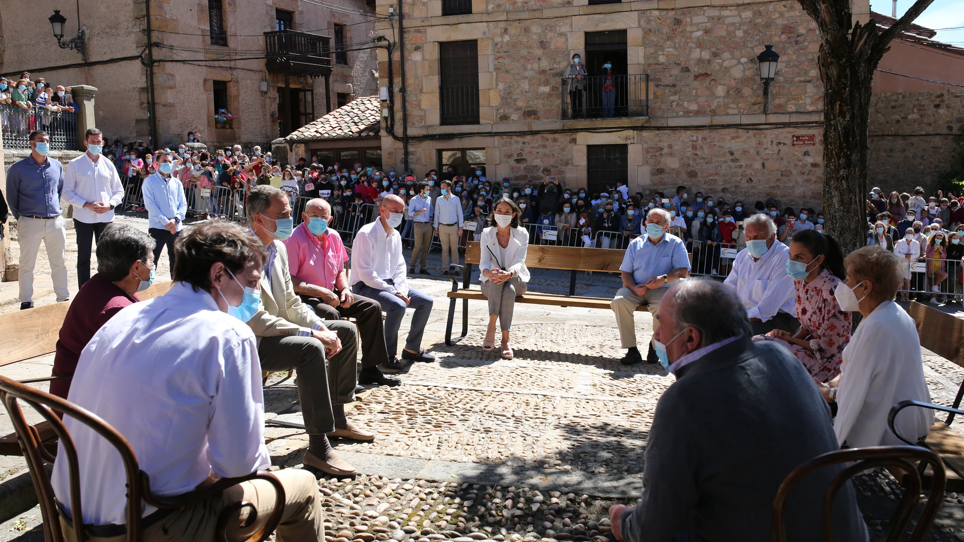 Los reyes de España, Felipe VI y Leticia Ortiz, conversan con vecinos de Vinuesa a junto al presidente de la Junta de Castilla y León, Alfonso Fernández Mañueco en su visita a Soria