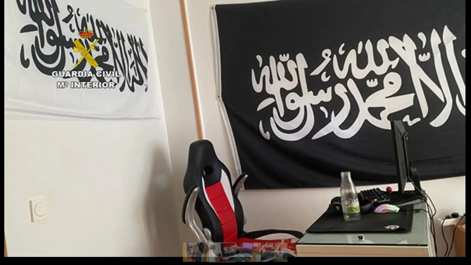 La bandera de Daesh presidía su "puesto de trabajo"
