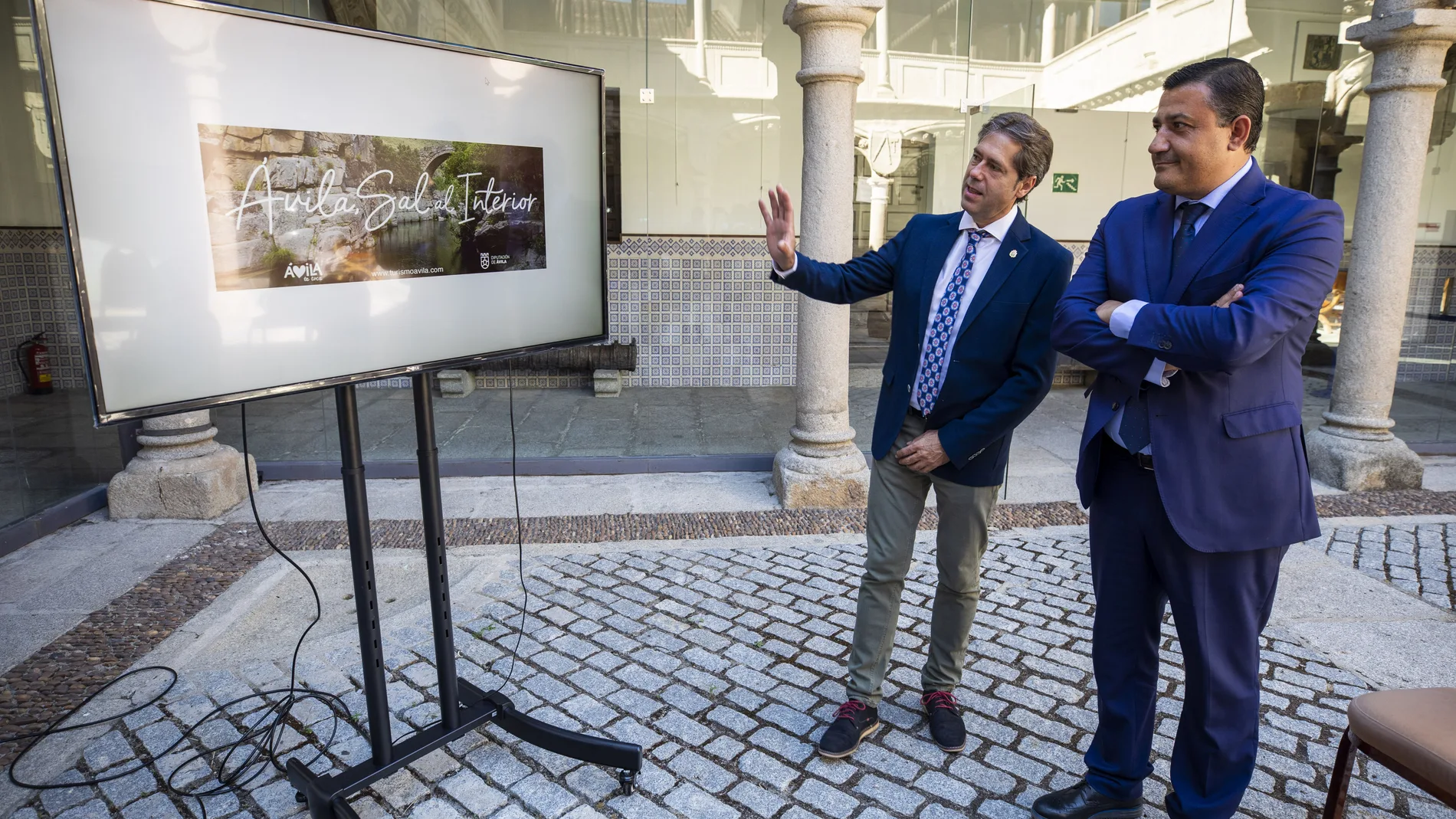 El presidente de la Diputación de Ávila, Carlos García, y el diputado del Área de Turismo, Asuntos Europeos y Energía, Armando García Cuenca, presentan la campaña de promoción turística de la provincia de Ávila