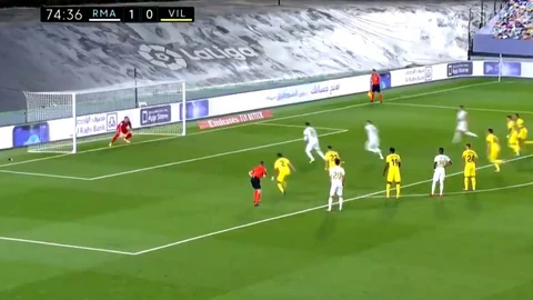 Sergio Ramos y Karim Benzema intentan marcar un penalti indirecto.