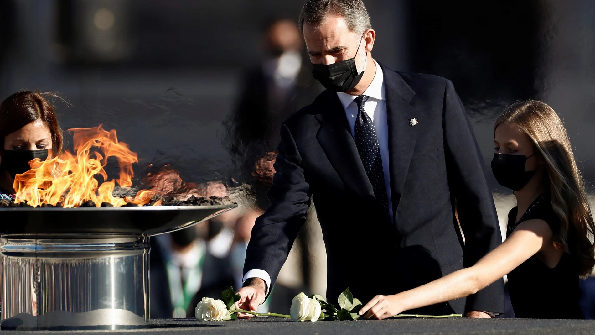 El rey Felipe VI junto a su hija Leonor,Princesa de Asturias, realiza la ofrenda floral en el pebetero durante el homenaje de Estado a las víctimas de la pandemia de coronavirus.