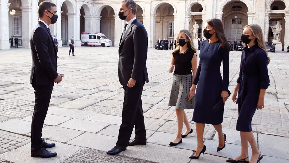 MADRID, 16/07/2020.- El presidente del Gobierno, Pedro Sánchez (i), saluda al rey Felipe VI (2i), la reina Letizia (2d), la infanta Sofía (d) y la Princesa de Asturias (c) a su llegada al Patio de la Armería del Palacio Real donde se celebra este jueves el homenaje de Estado a las víctimas de la pandemia de coronavirus y a los colectivos que le han hecho frente en primera línea, con un acto presidido por el rey y que cuenta con la presencia de representantes de instituciones, partidos e invitados internacionales. EFE/Ballesteros/POOL