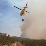Medios aéreos trabajan en la extinción de un incendio forestal en la Comunitat Valenciana