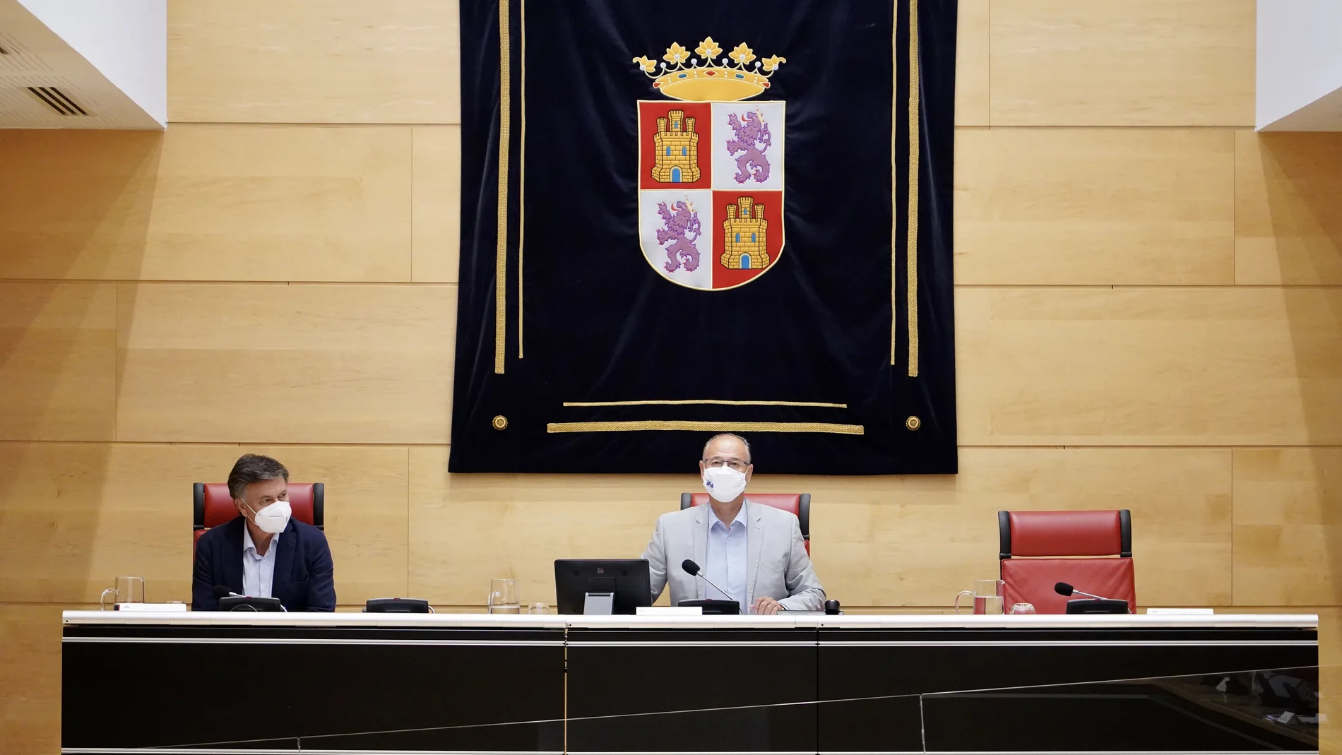 El presidente de las Cortes, Luis Fuentes, y el vicepresidente Francisco Vázquez, durante la Junta de Portavoces