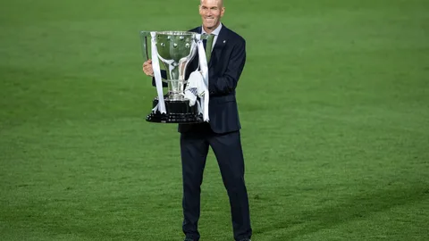 El técnico francés del Real Madrid, Zinedine Zidane, con el trofeo que les acredita campeones del título de liga a la finalización del partido de primera división que han disputado esta noche frente al Villarreal en el Estadio Alfredo Di Estefano en Madrid. EFE/Rodrigo Jiménez