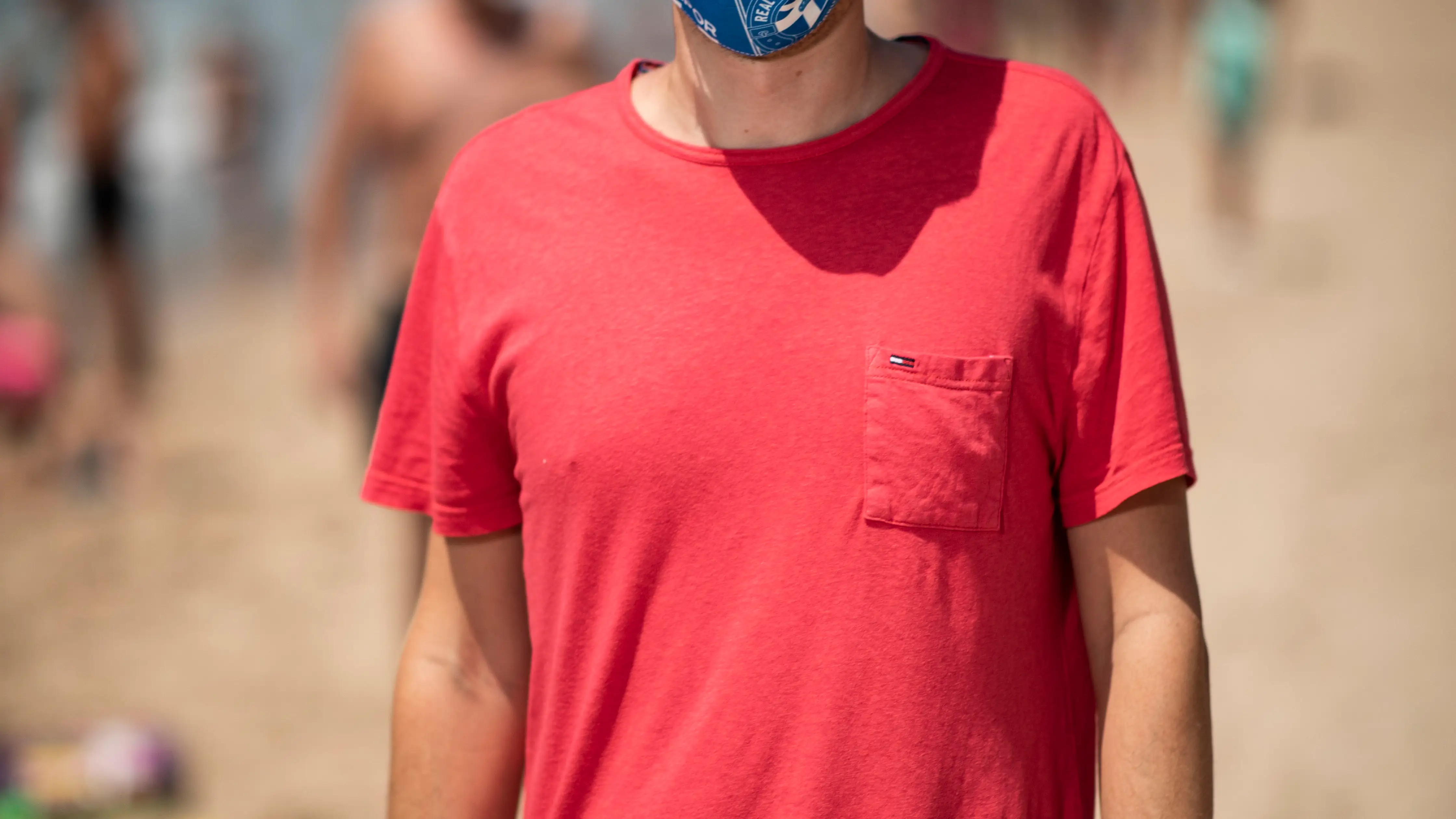 &quot;Se ha privatizado la mayor parte de la playa, es una vergüenza. hay zonas de hamacas vacías y, en el resto, están hacinados en parcelas», asegura Gabriel Rodríguez, que toda la vida a veraneado en Benidorm