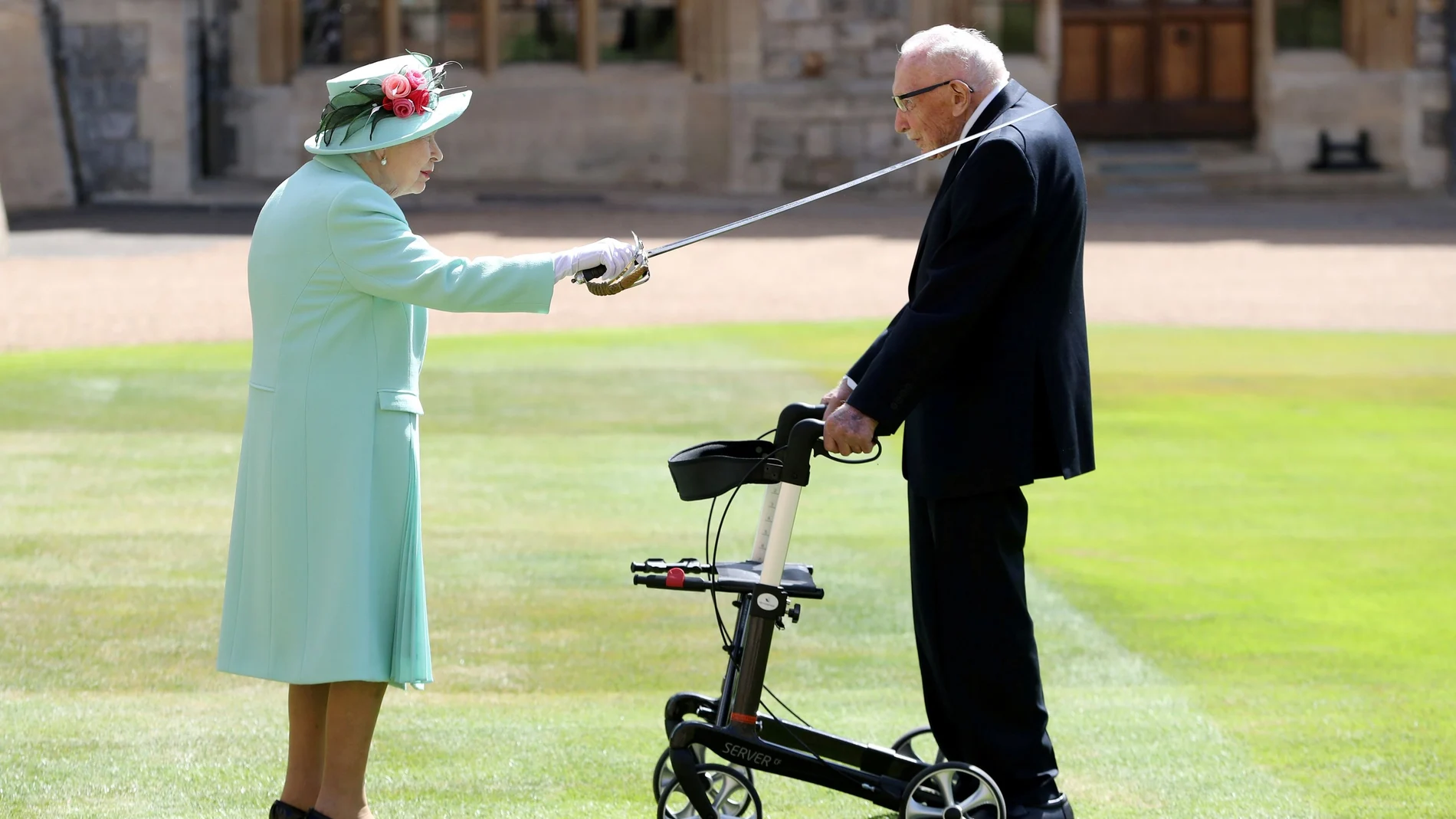 El veterano de guerra Tom Moore es nombrado caballero por la reina Isabel II.