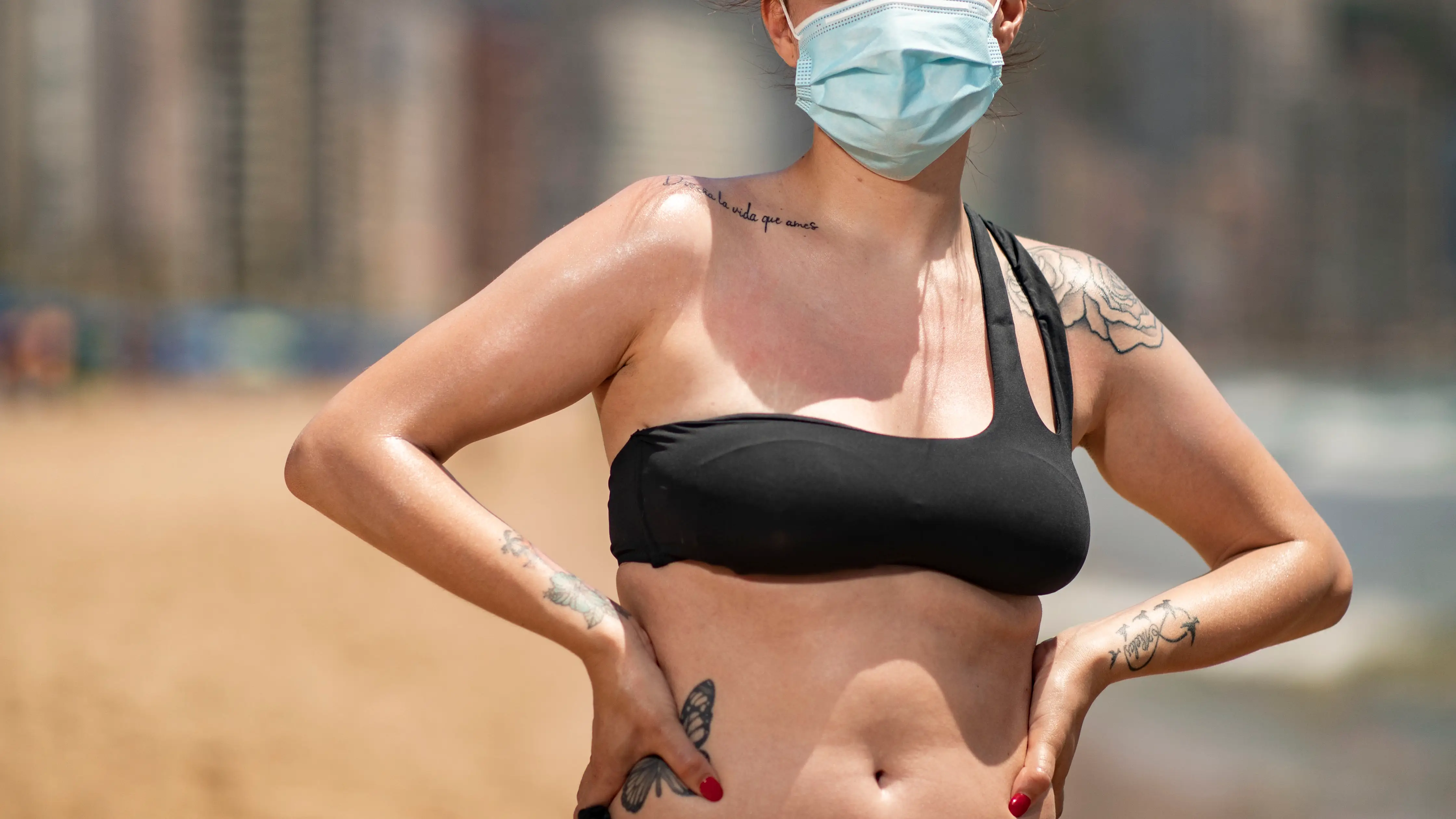 &quot;Veo que mucha gente en la playa no se toma en serio lo de la mascarilla. es incómoda, aunque debemos ser todos más responsables», relata Sara San Vicente