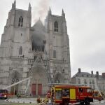 Los bomberos consiguieron controlar este sábado el incendio que se declaró a primera hora en la catedral de San Pedro y San Pablo de Nantes (noroeste de Francia), y cuya magnitud no es comparable al que se produjo en Notre Dame de París en abril de 2019