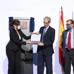 Díaz Ayuso entrega la placa a José Manuel Casas Rojo, de la SEMI, en presencia de Marhuenda