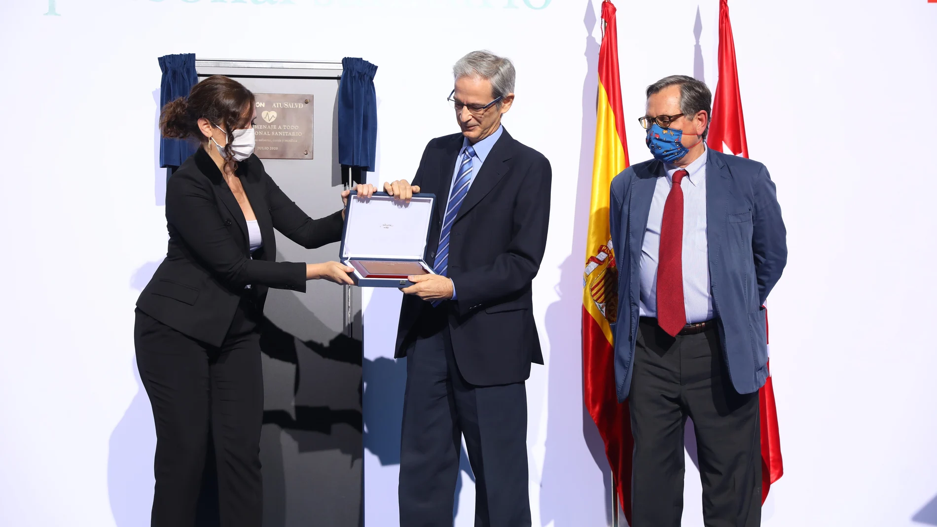 Díaz Ayuso entrega la placa a José Manuel Casas Rojo, de la SEMI, en presencia de Marhuenda