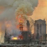 El fuego consume la cubierta de Notre Dame en abril de 2019