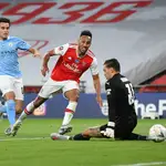 Aubameyang marca su segundo gol ante el Manchester City