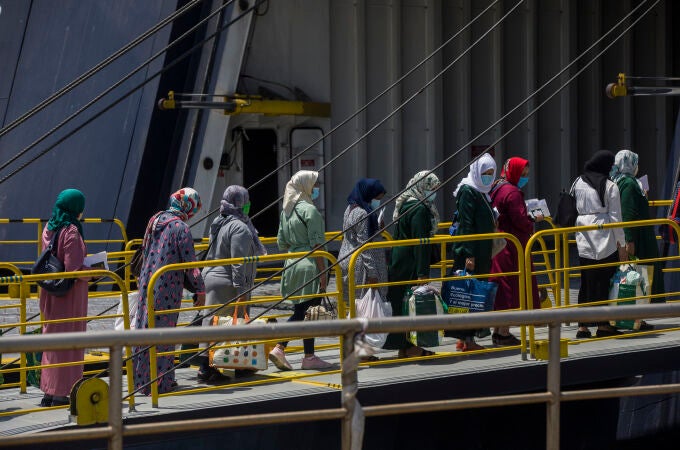 Varias temporeras marroquíes embarcan desde el Muelle Sur del Puerto de Huelva rumbo a Marruecos. María José López / Europa Press