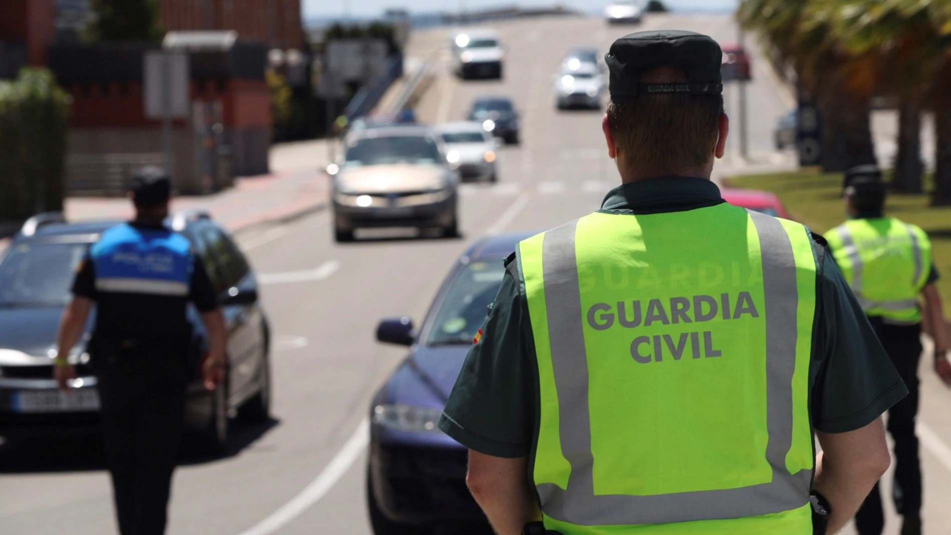 Agentes de tráfico y paneles informativos para disuadir de salir de Zaragoza