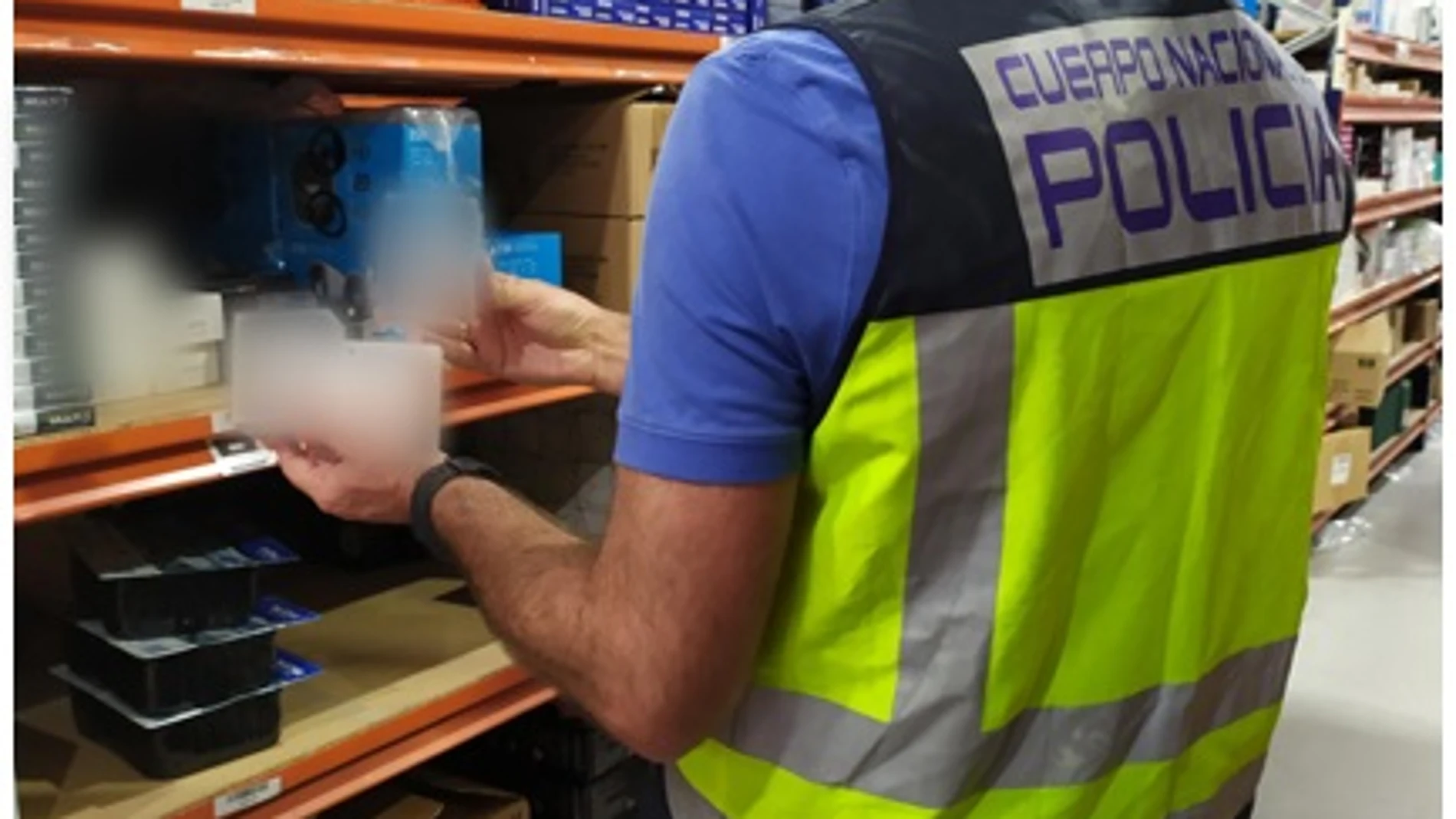 Sucesos.- Intervenidos 1.500 productos electrónicos falsificados en un almacén que los distribuía por España