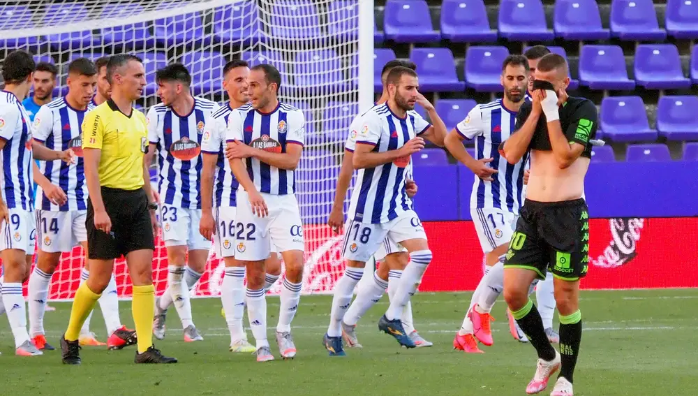 Los jugadores del Valladolid celebran el segundo gol del equipo vallisoletano durante el encuentro correspondiente a la última jornada de primera división que han disputado esta tarde frente al Betis en el estadio José Zorrilla, en la capital pucelana. EFE / R. GARCÍA.