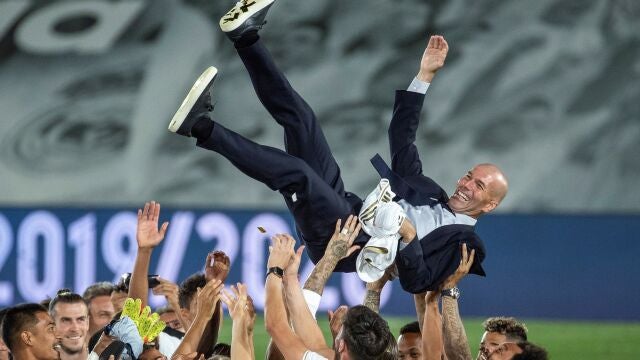 Zidane es manteado por los jugadores blancos tras conseguir el título de liga