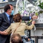 El líder del PP en el País Vasco, Carlos Iturgaiz, homenajea a Pedrosa junto a su viuda en el cementerio de Durango en 2020