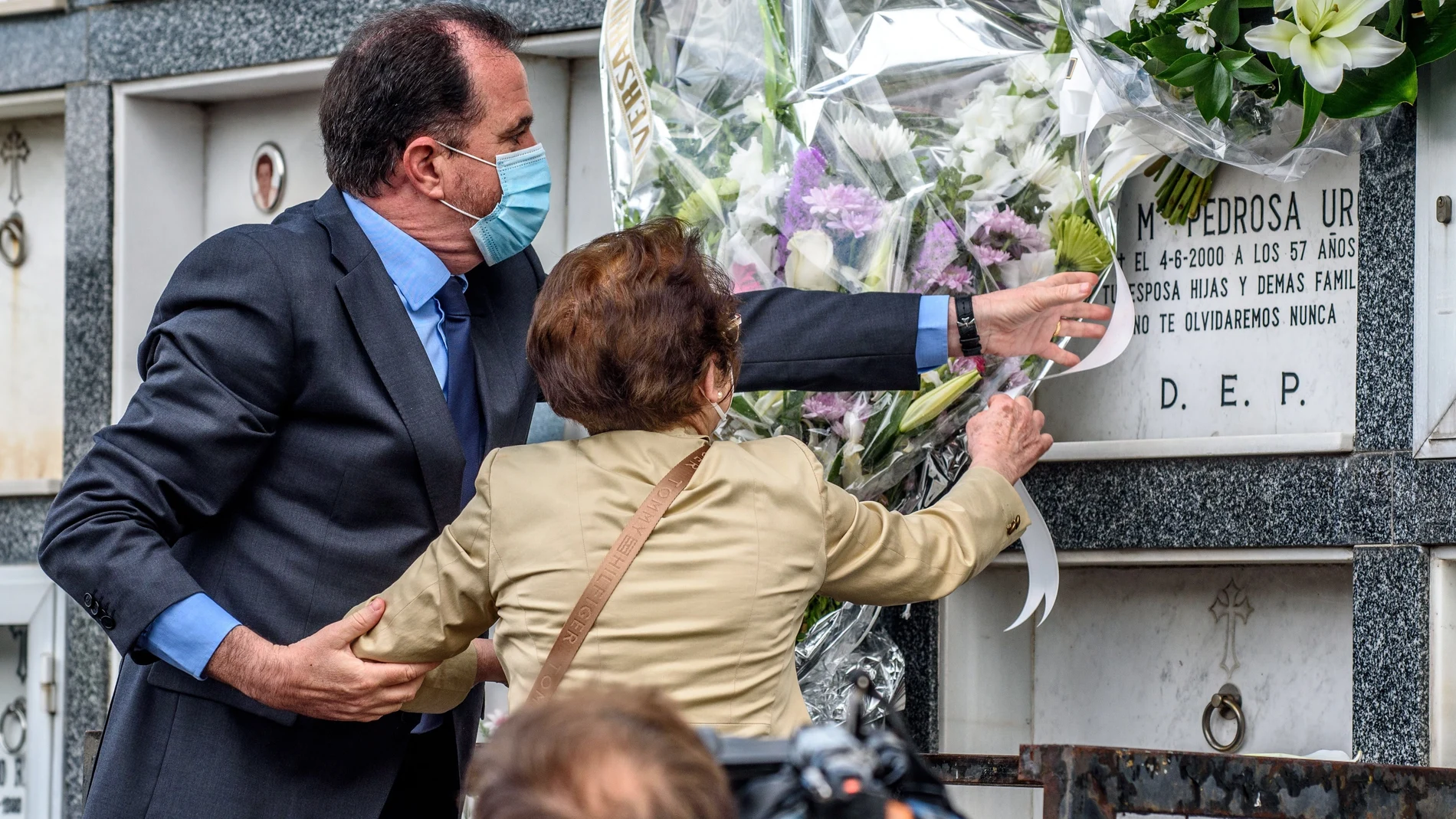 El líder del PP en el País Vasco, Carlos Iturgaiz, homenajea a Pedrosa junto a su viuda en el cementerio de Durango en 2020