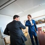 El líder austriaco Sebastian Kurz (derecha)y el primer ministro holandés, Mark Rutte, dos de los países más beligerantes contra el Sur, se reúnen en Bruselas en el marco de la cumbre para pactar el fondo de reconstrucción europeo tras el coronavirus