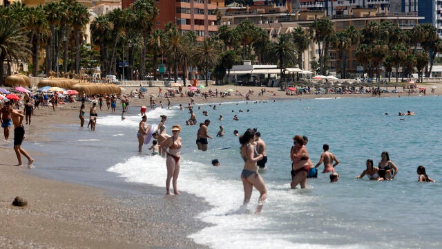Decenas de personas disfrutan de la playa de La Malagueta, en Málaga