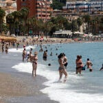 Decenas de personas disfrutan de la playa de La Malagueta, en Málaga