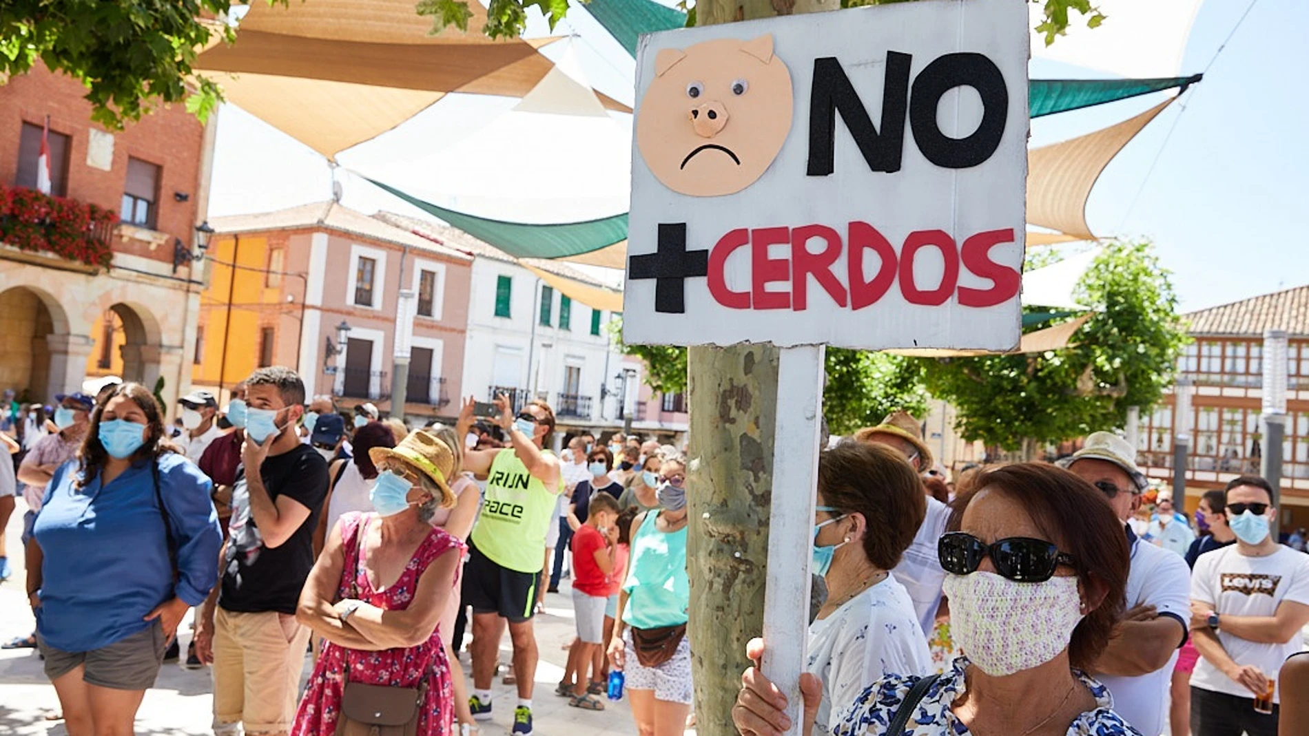 Unas 600 personas se concentran en Herrera (Palencia) contra las macrogranjas que solo "fijan población de cerdos"