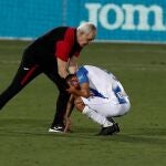 Javier Aguirre consuela a su jugador, Jonathan Silva, a la finalización del encuentro ante el Real Madrid
