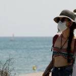 En breve dejaremos de ver estas estampas de personas con mascarilla en espacios abiertos
