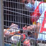 Márquez se va de la pista en camilla tras su caída