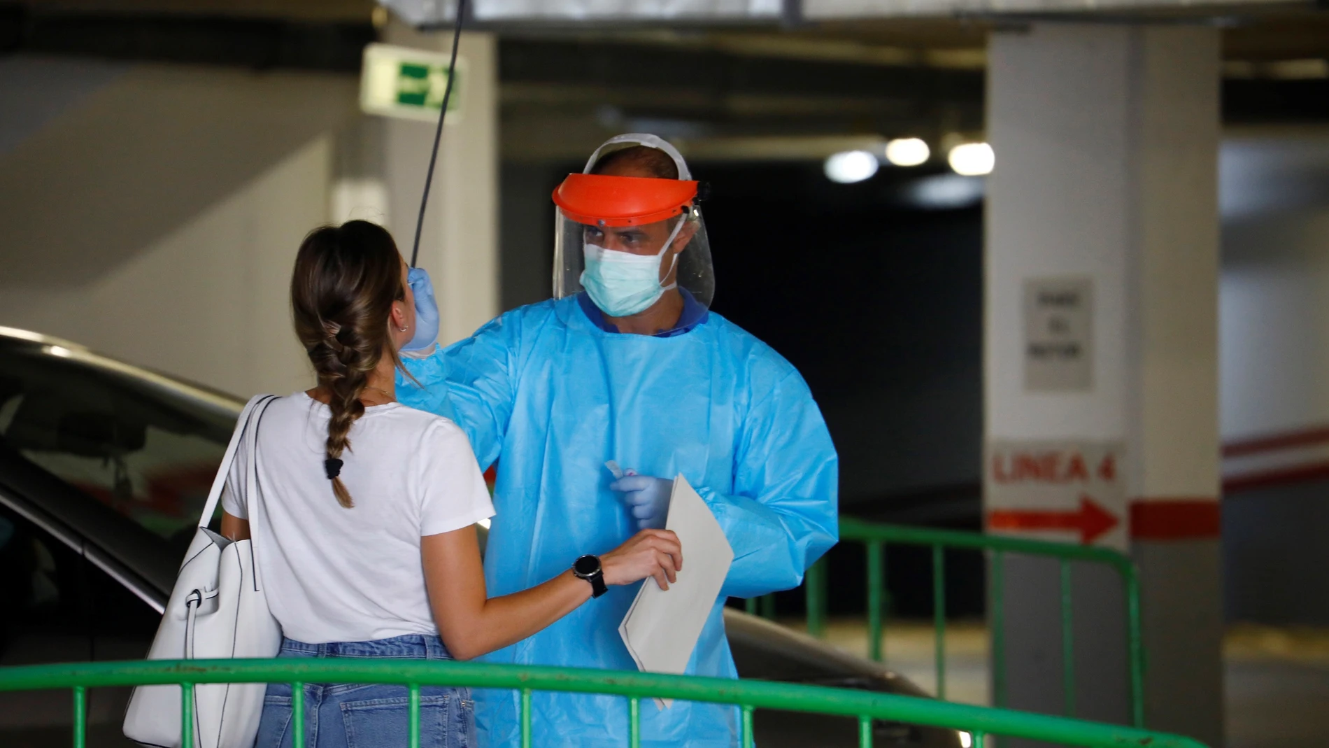 Personal sanitario hace la prueba PCR a una de las jóvenes asistentes a la fiesta celebrada en un local de Córdoba