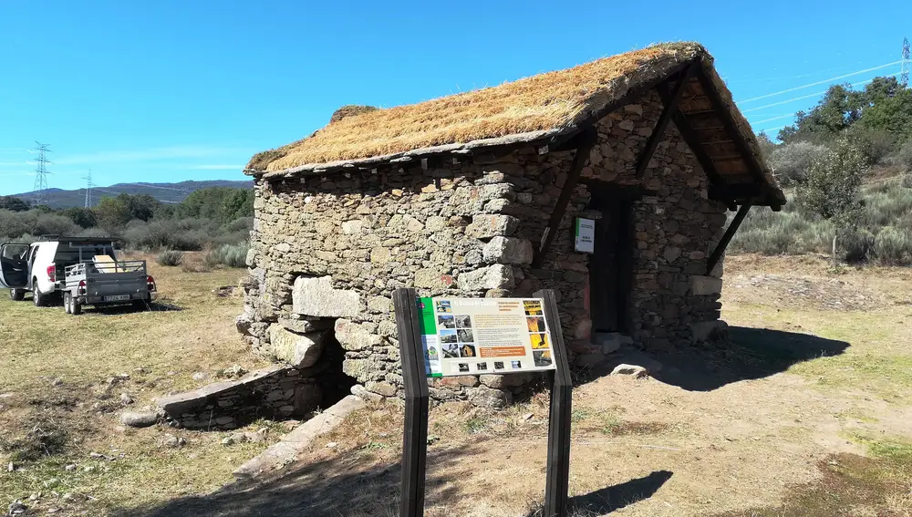 Molino de tejado de cuelmo de ‘Lama Redonda’ en San Miguel de Lomba (Zamora)
