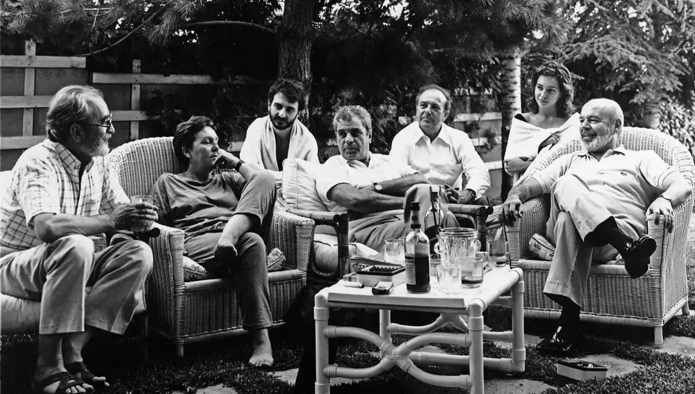 El poeta Ángel González, Joaquina Marsé, Manuel Lombardero hijo, el escritor Juan Marsé, Manuel Lombardero padre, Berta Marsé y el poeta Jaime Gil de Biedma en julio de 1986
