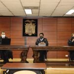 AME3520. QUITO (ECUADOR), 20/07/2020.- Fotografía cedida por la Corte Nacional de Justicia (CNJ) de Ecuador muestra a los jueces Iván León (i), David Jacho (c) y Dilza Muñoz (dcha) durante un sesión este lunes, en Quito (Ecuador). Un tribunal de la CNJ negó este lunes la apelación del expresidente Rafael Correa en el llamado caso "Sobornos 2012-2016", en el que se le juzgó por el delito de cohecho. Luego de dos semanas de deliberación, el tribunal decidió ratificar la sentencia, en primera instancia, de ocho años de prisión contra Correa. EFE/ CNJ Ecuador SÓLO USO EDITORIAL/NO VENTAS
