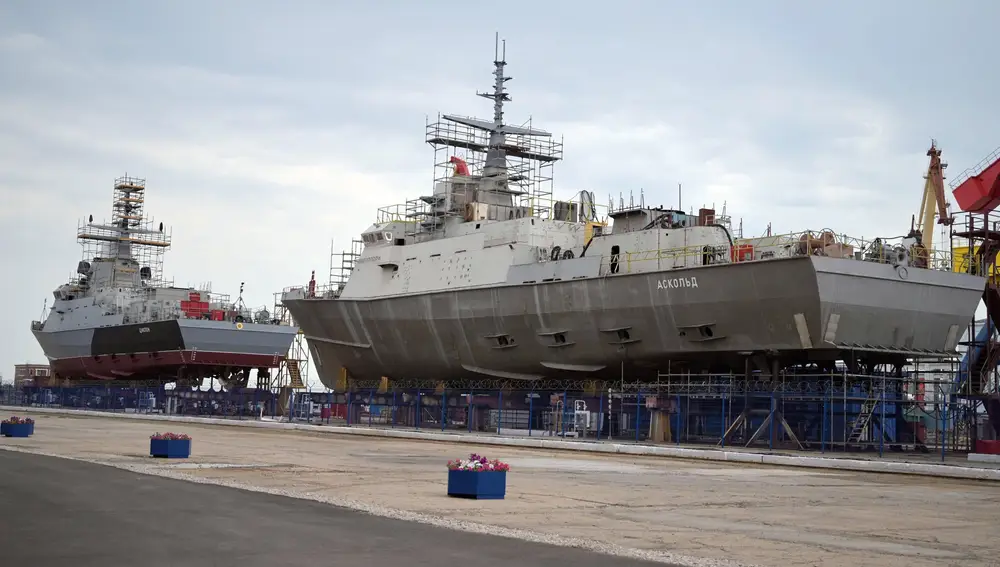 Los buques de guerra Tsyklon y Askold en el puerto crimeo de Kerch