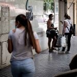 Vecinas conversando en la calle Benito de Baños de Córdoba, donde esta madrugada un menor de 17 años fue detenido tras la muerte de su madre, de 48, apuñalada