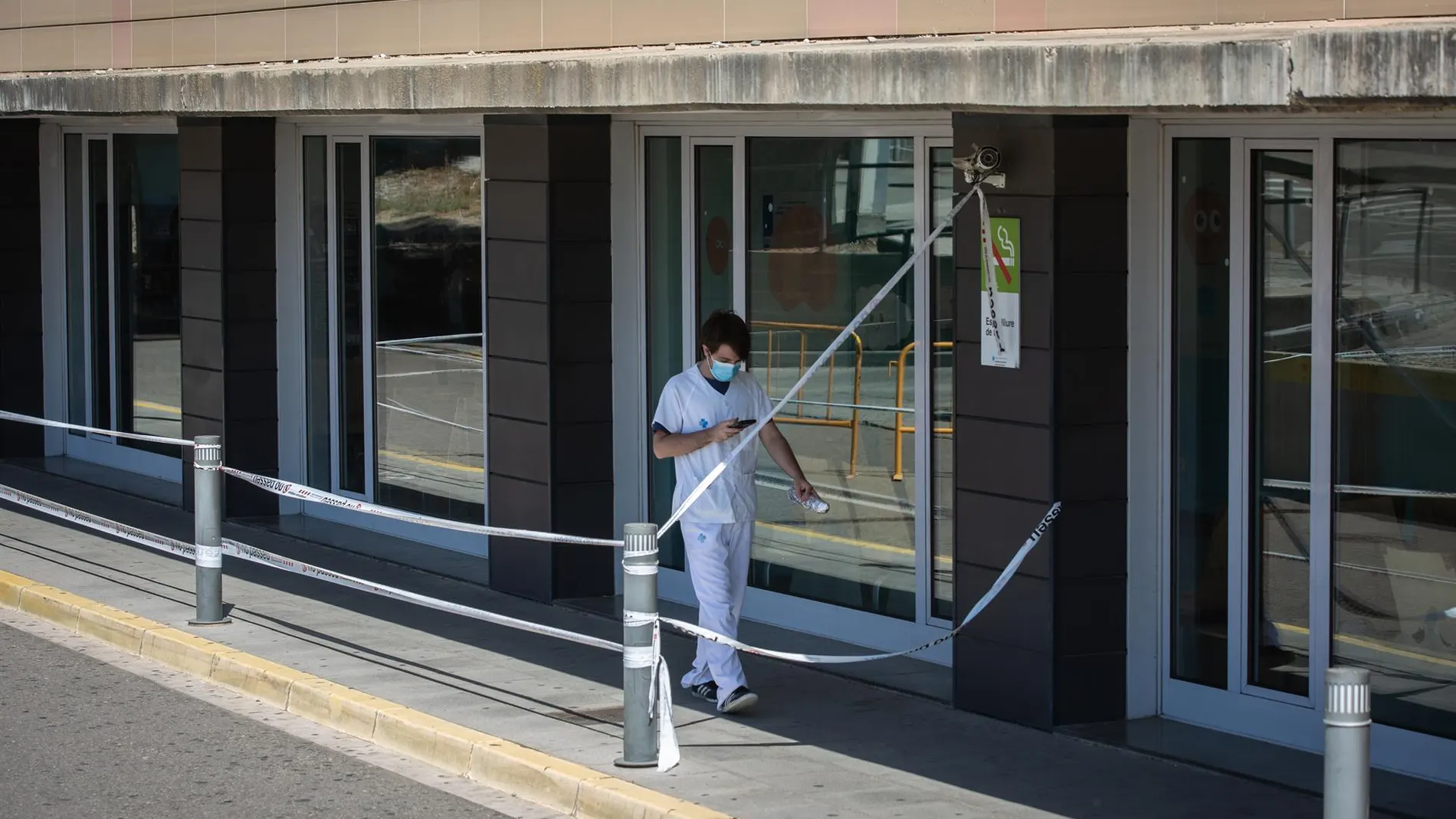 Un sanitario camina por el exterior del Hospital Universitario Arnau de Vilanova de Lleida