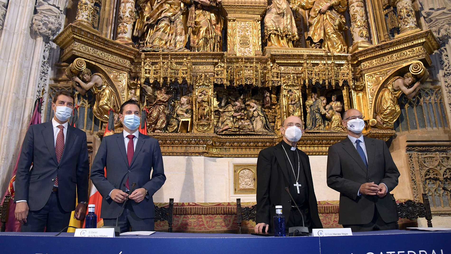 El Consejero de Presidencia,Ángel Ibáñez (I), junto al alcalde de de Burgos, Daniel de la Rosa (2I), el presidente de la Fundación VIII Centenario de la Catedral. Burgos 2021 y arzobispo de Burgos, Fidel Herráez (2D), y el presidente de las Cortes de CyL, Luis Fuentes (D) en la reunión del Patronato