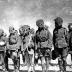 Soldados australianos con máscara de gas durante la Primera Guerra Mundial provistos de máscaras anti gas