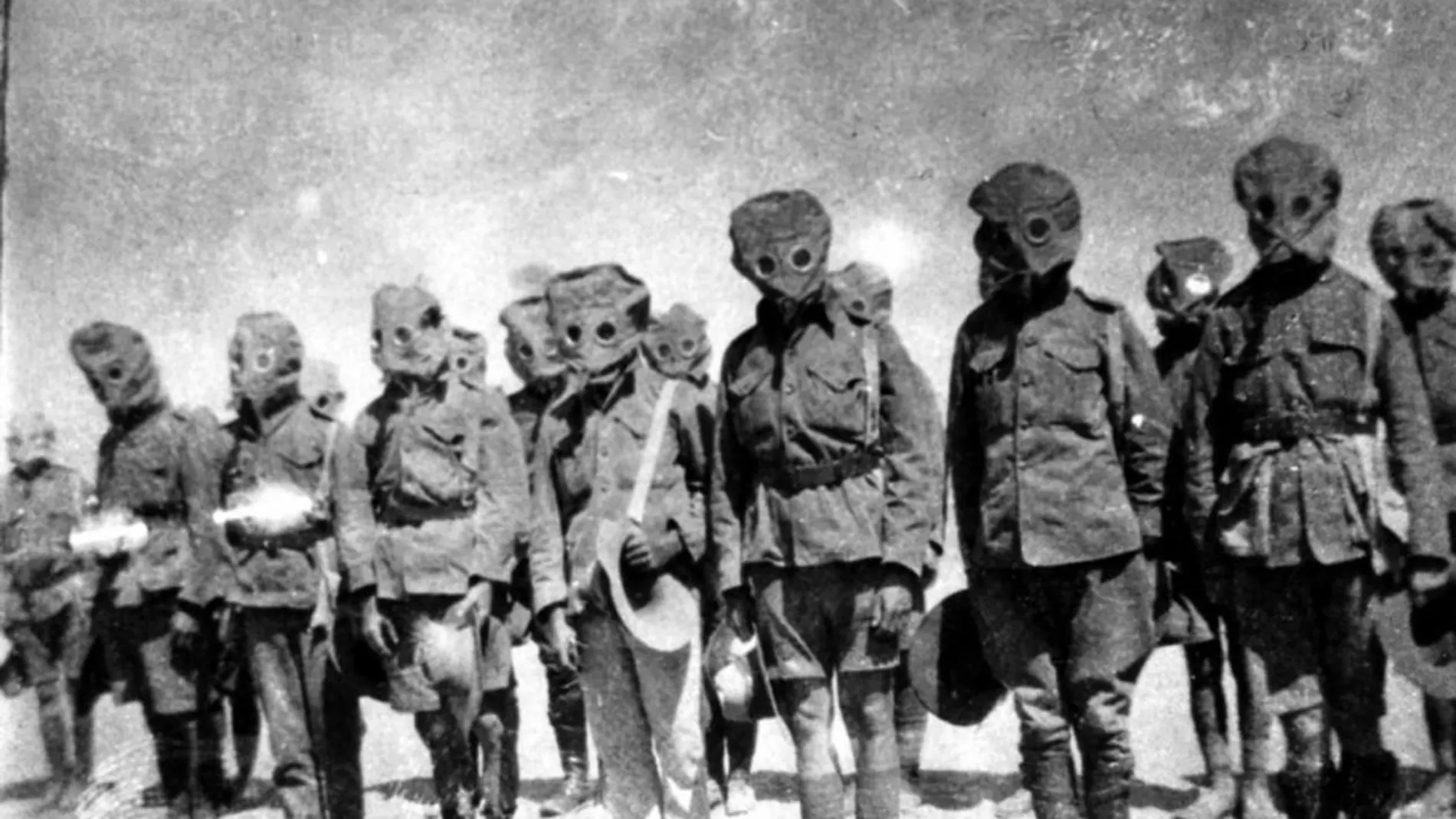 Soldados australianos con máscara de gas durante la Primera Guerra Mundial provistos de máscaras anti gas