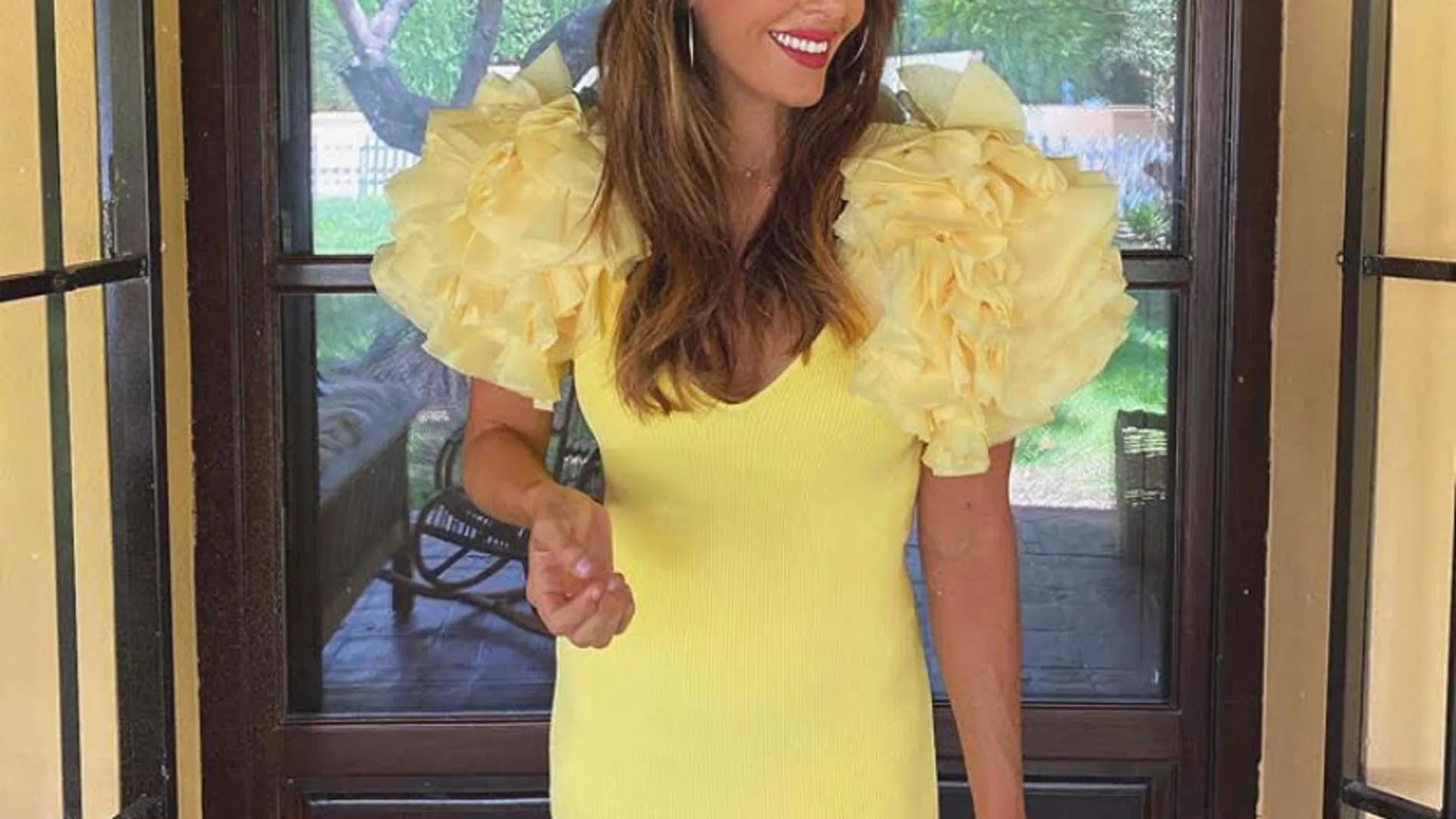 Rocío Osorno con el vestido amarillo de Zara que está arrasando.