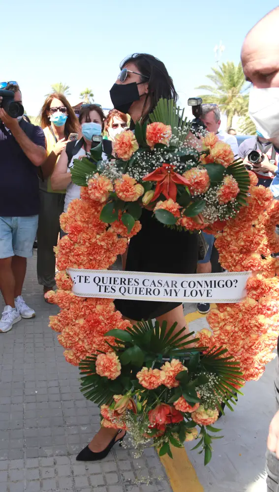 Paz Padilla llega al cementerio portando una corona de flores tras la celebración del funeral, en Zahara de los Atunes (España), a 20 de julio de 2020.20 JULIO 2020Leandro Wassaul / Europa Press20/07/2020