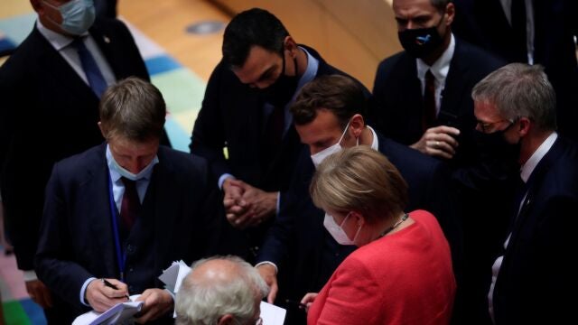 La canciller alemana Angela Merkel intercambia opiniones ayer con el presidente del Gobierno español, Pedro Sánchez, y con su homólogo francés, Emmanuel Macron, en un momento de la cumbre